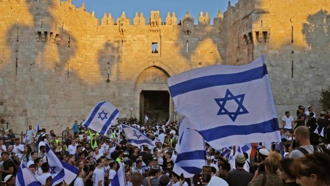 بينيت: لن يتم تغيير مسار مسيرة الأعلام