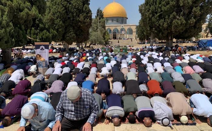 50 ألف مُصلّ يؤدون
