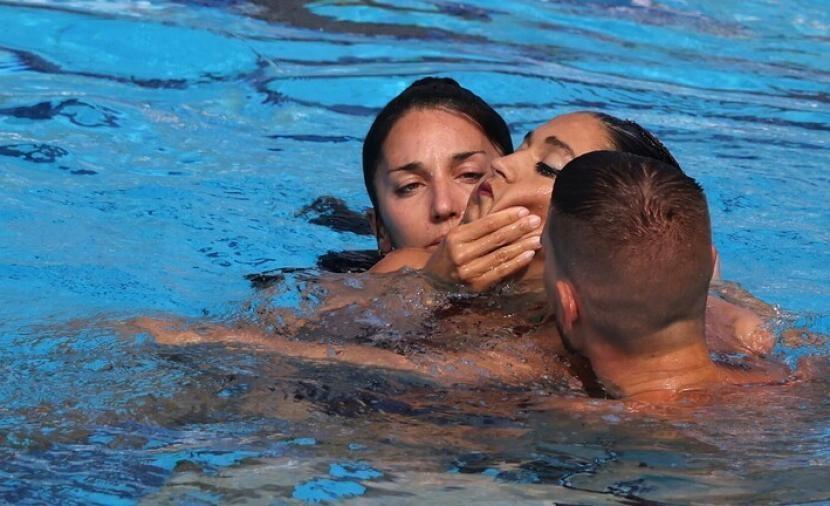 إنقاذ مُرعب لسباحة من قاع المسبح بعد الإغماء عليها