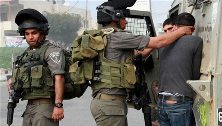 الاحتلال يعتقل 12 فلسطينيًّا من الضفة