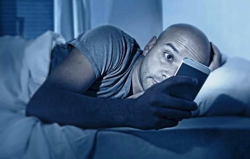 أضرار استخدام الهاتف قبل النوم مباشرة