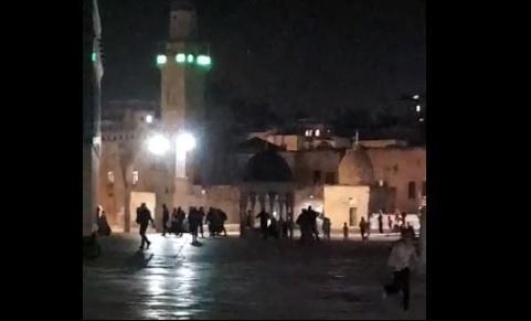 بعد محاصرة واغلاق - الاحتلال يعتقل شابا من الأقصى بحجة