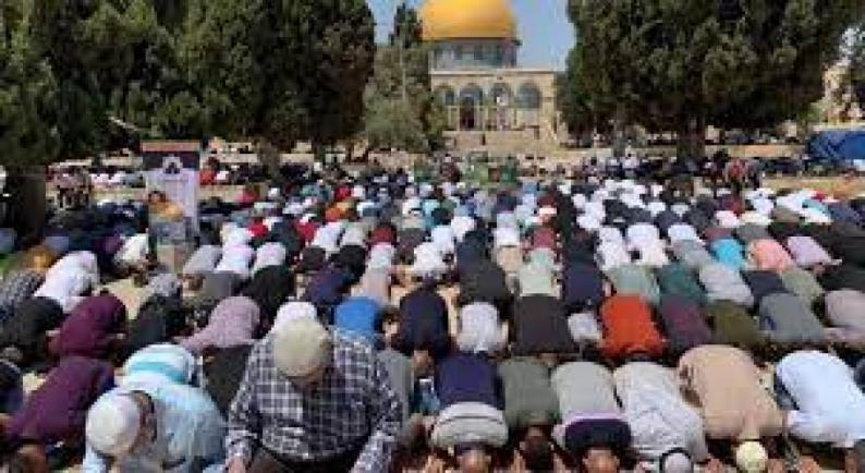 عشرات الآلاف يؤدون صلاة الجمعة في 