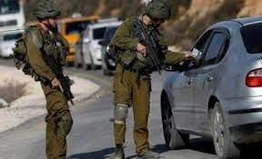 الاحتلال يعتقل مواطنا ويعرقل حركة تنقل المواطنين غرب جنين 