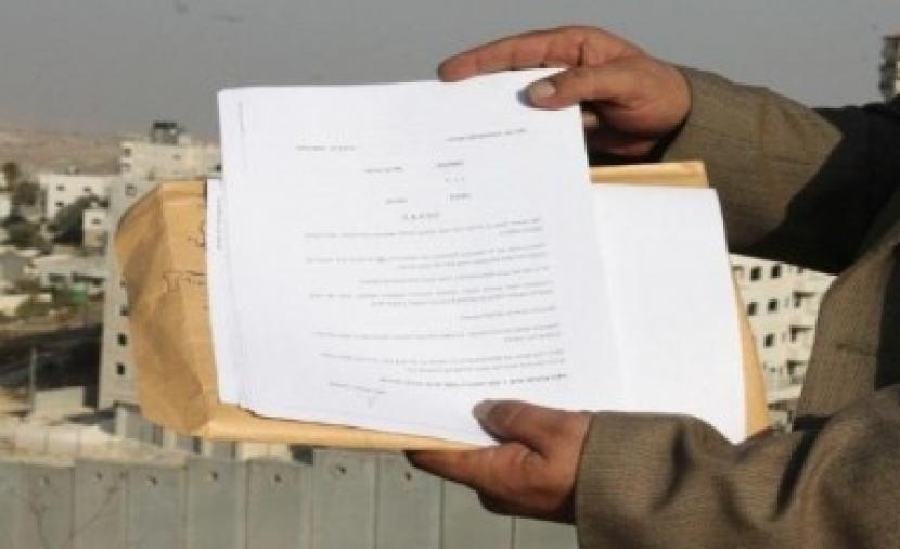 الاحتلال يوزع إخطارات وقف بناء في