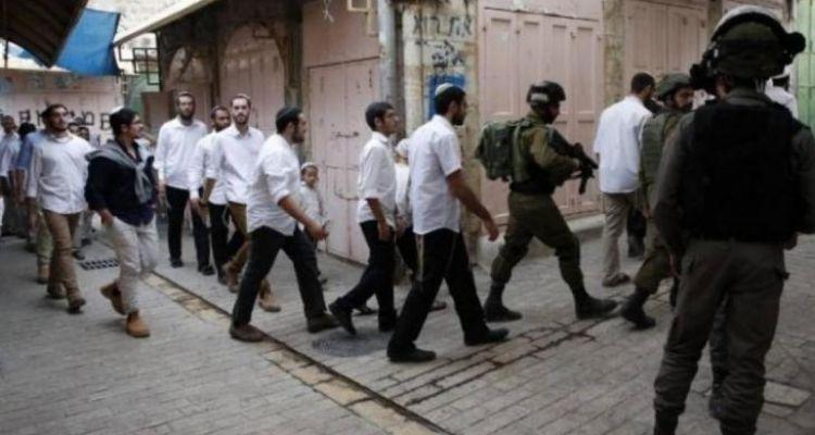 إصابات بالاختناق خلال اعتداءات الاحتلال ومستوطنيه بالخليل