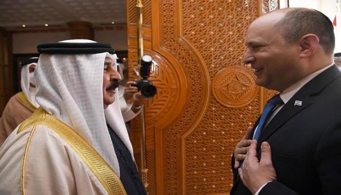 ملك البحرين يقيل رئيسة هيئة الثقافة لرفضها مصافحة السيفر الاسرائيلي