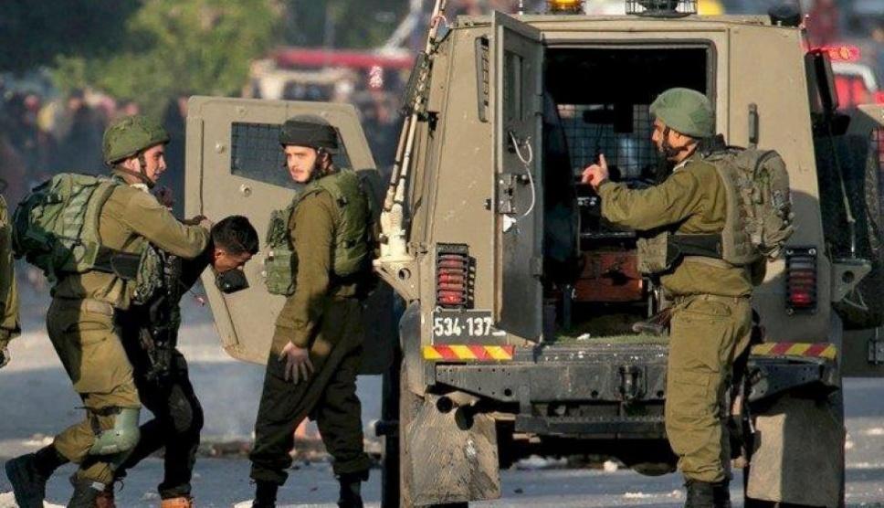 الاحتلال يعتقل 21 مواطنا من الضفة بينهم طالبة جامعية