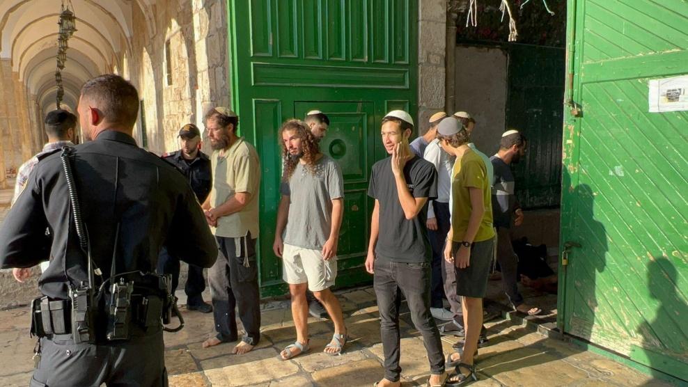 مئات المستوطنين يقتحمون المسجد الأقصى