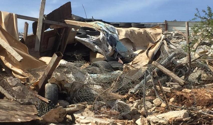 مستوطنون يحطمون غرفتين زراعيتين غرب سلفيت