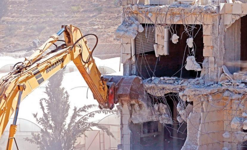 الاحتلال يجبر مقدسيًّا على هدم منزله ذاتيًّا