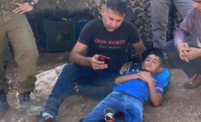 إصابة طفل بضربة شمس بعد احتجاز الاحتلال عددا من الطلبة والمتضامين في مسافر يطا