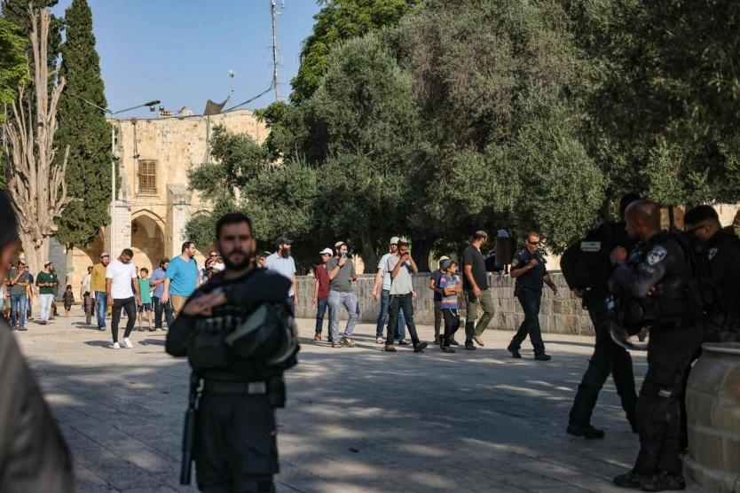 مستوطنون يقتحمون المسجد الأقصى وسط حماية مشددة من قوات الاحتلال واعتقال من حراسه