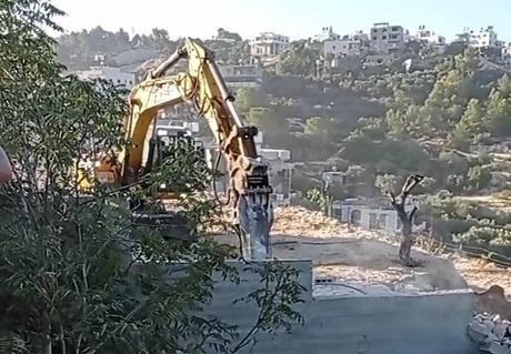 الاحتلال يهدم اساسات منزل وجدران استنادية في الولجة