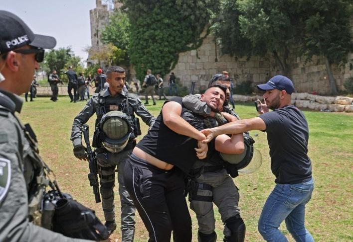 الاحتلال يعتقل شابا من باب العامود