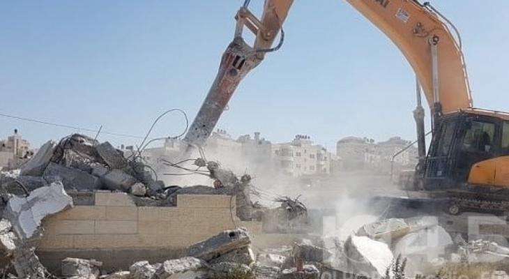 الاحتلال يخطر بهدم منشآت في طوباس