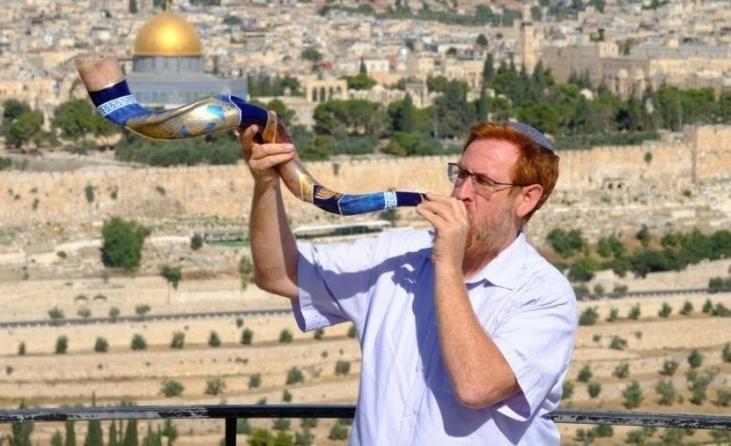 المتطرف غليك يقتحم مقبرة باب الرحمة وينفخ بـ