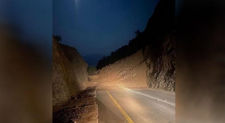 بسبب الأمطار الغزيرة.. انهيار جبل بالسعودية