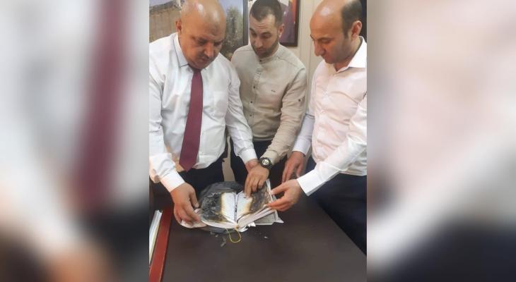 مستوطنون يمزقون ويحرقون نسخا من القرآن الكريم في الخليل