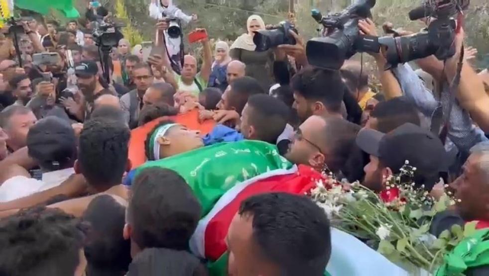 تشييع جثمان الشهيد أسامة عدوي في مخيم العروب
