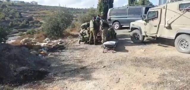 جنود الاحتلال يعتقلون شابا بعد اصابته بالرصاص شمال الخليل