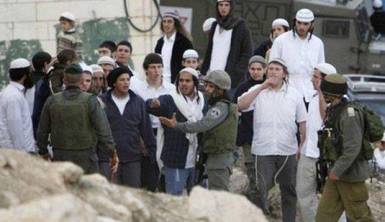 مستوطنون بحماية جيش الاحتلال يقتحمون أطراف حي الطيرة برام الله