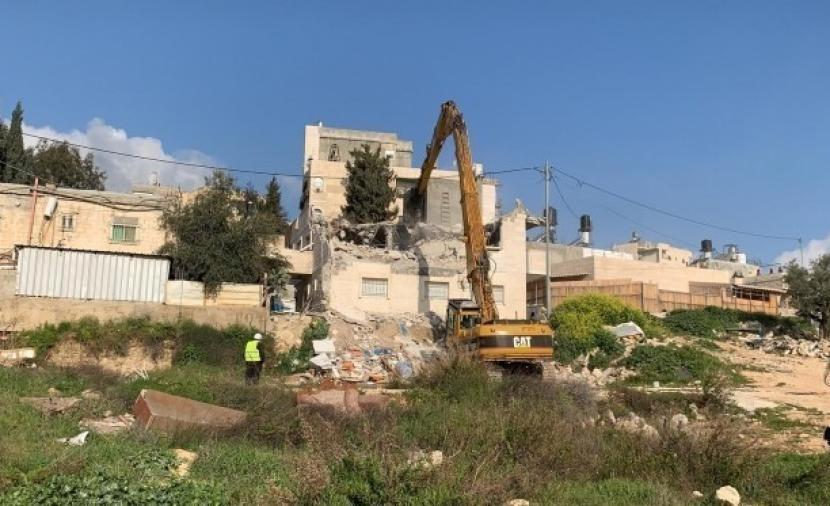 الاحتلال يخطر بوقف البناء في مزرعتين بقلقيلية