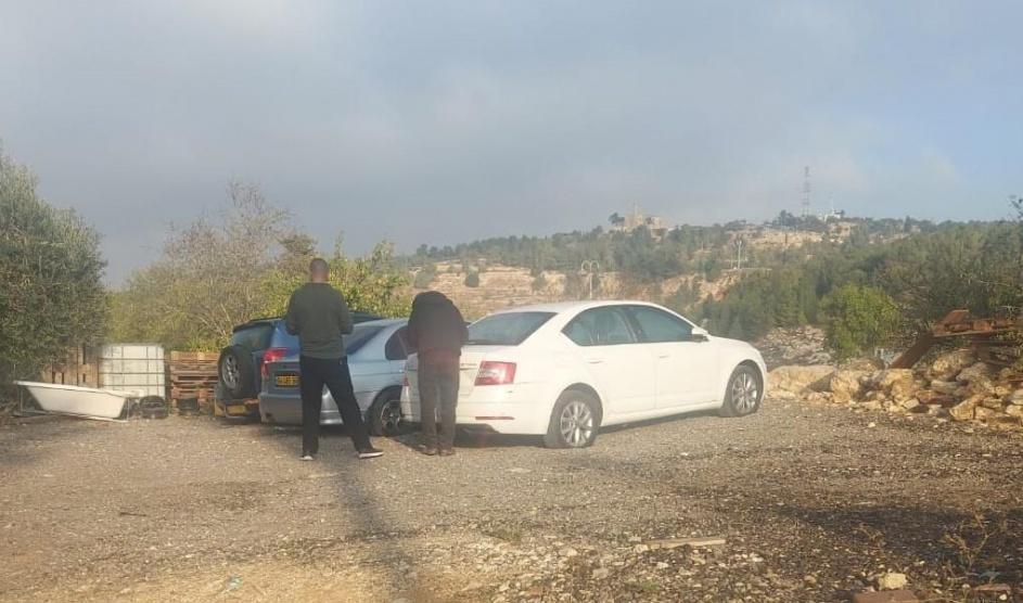 مستوطنون يعطبون إطارات 23 مركبة ويخطون شعارات عنصرية في بيت إكسا