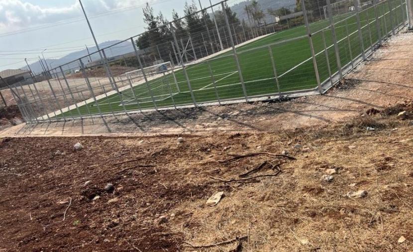 مستوطنون يحولون أرضًا زراعية جنوب نابلس لملعب رياضي