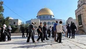 العشرات من المستوطنين يقتحمون الأقصى