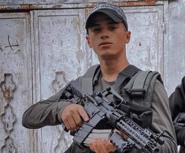 أهالي مخيم بلاطة يُشيعون جثمان الشهيد مهدي حشاش