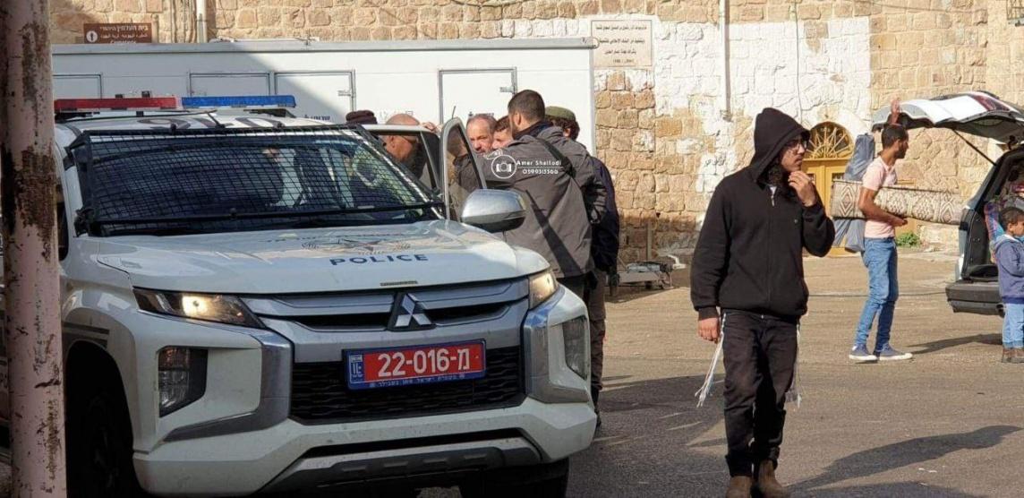 مستوطن يرش غاز الفلفل على شقيقين في الخليل