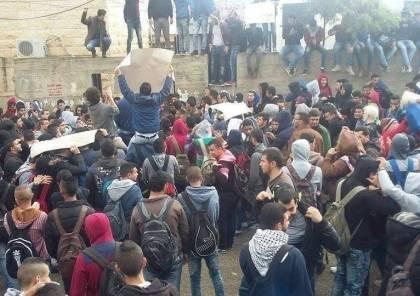 طلبة الثانوية العامة يحتجون للمطالبة بحذف أجزاء من المواد الدراسية