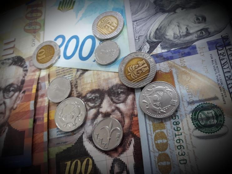 انخفاض سعر صرف الدولار مقابل الشيكل اليوم الاثنين