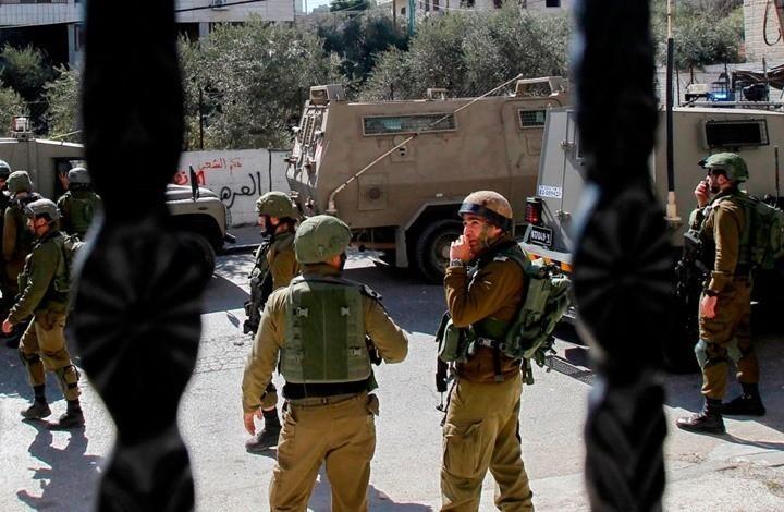 الاحتلال يشن حملة اعتقالات ومداهمات بالضفة والقدس