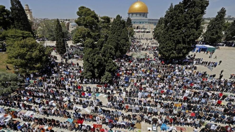 60 ألف مصلٍ يؤدون صلاة الجمعة في باحات المسجد الأقصى