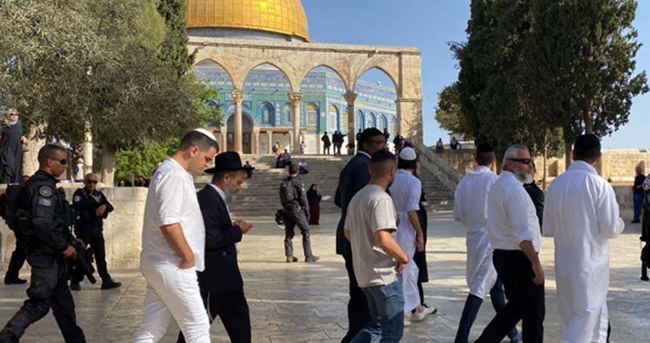 الاحتلال يبعد شقيقتين عن الأقصى