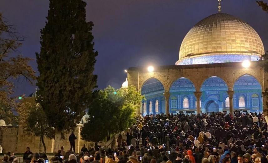 الآلاف يلبون نداء الفجر العظيم في المسجدين