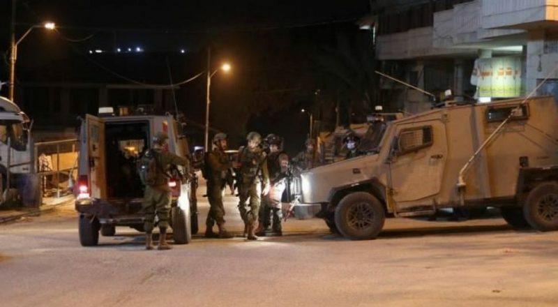 الاحتلال يعتقل شابين بعد إطلاق النار تجاه مركبة في نابلس