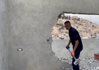 السلطات الإسرائيلية تجبر مواطنا على هدم منزله في الطيبة داخل أراضي الـ48