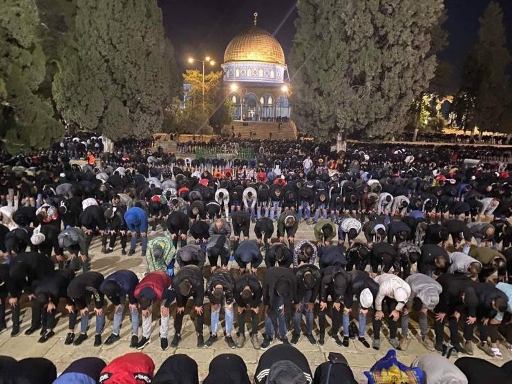 الآلاف يلبون نداء الفجر العظيم في المسجدين