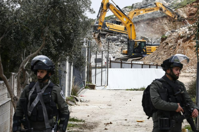 الاحتلال يصيب العشرات بالاختناق ويهدم بركسا جنوب بيت لحم 