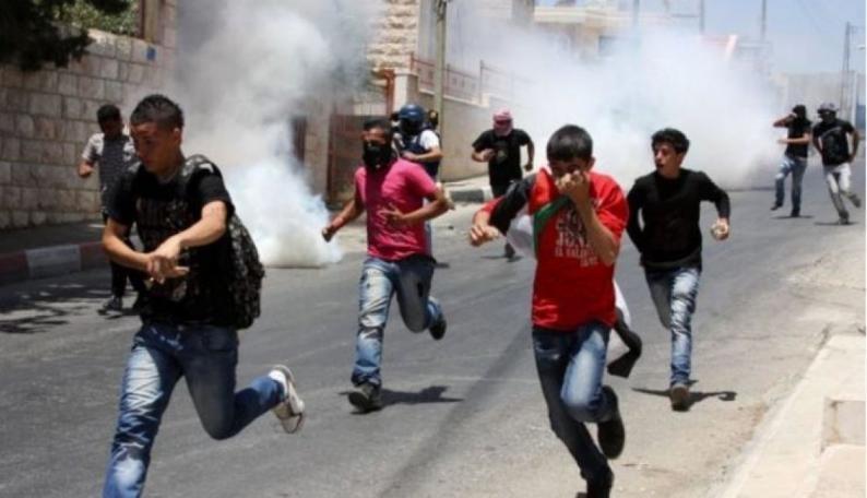 الاحتلال يلاحق طلبة المدارس في سلواد ويصيب عددا منهم بالاختناق