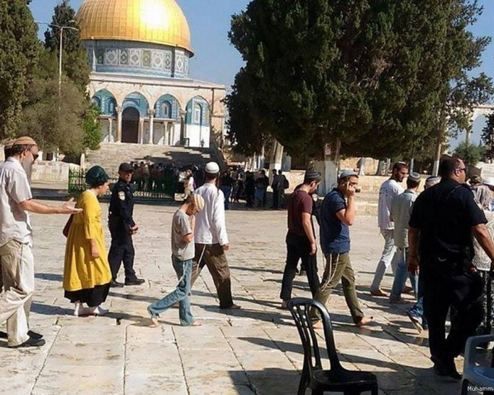 عشرات المستوطنين يقتحمون الأقصى