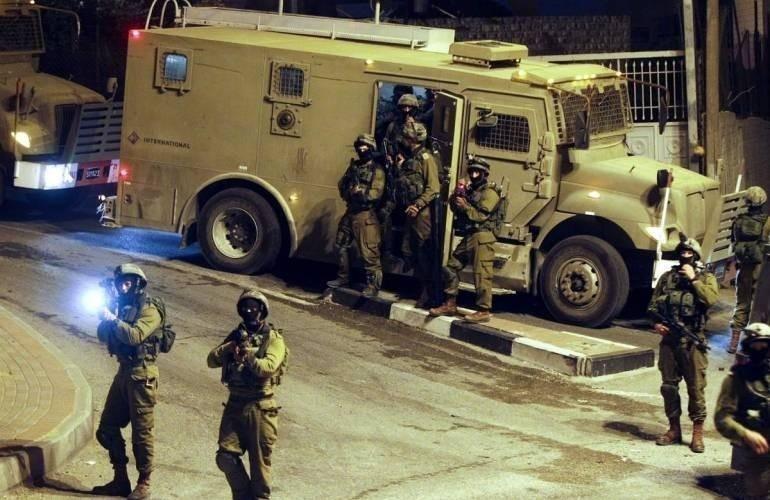 قوات الاحتلال تطلق الرصاص الحي صوب منازل المواطنين في مخيم العروب