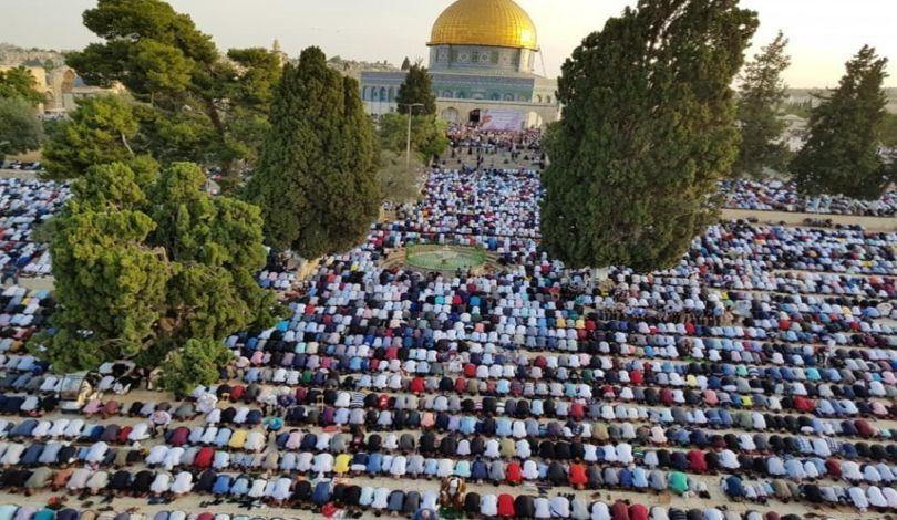 60 ألف مصلٍّ يؤدون صلاة الجمعة في المسجد الأقصى