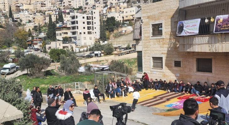 فلسطينيون يؤدون صلاة الجمعة أمام مبنى مهدد بالهدم بسلوان