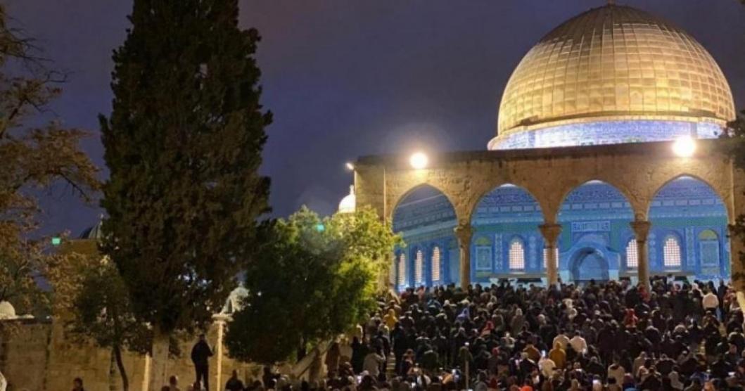 الآلاف يلبون نداء الفجر العظيم في المسجدين