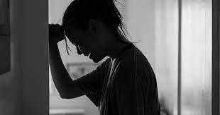 اضطراب ما بعد النجاة.. لماذا نشعر بالندم والذنب لأننا لا نزال بخير؟