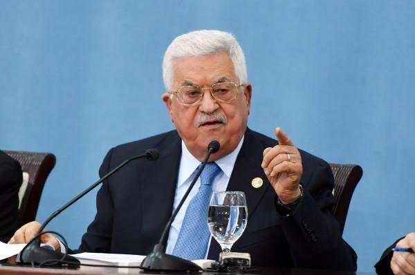الرئيس عباس يصل القاهرة للمشاركة في مؤتمر دعم القدس